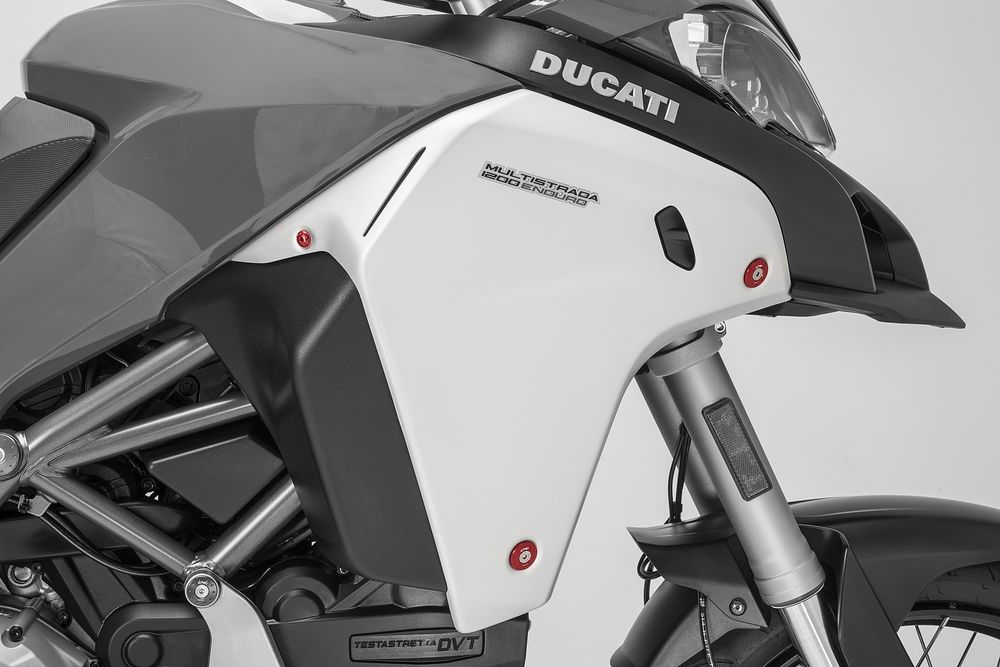 CNC Racing Tapa para el radiador negro para Ducati 1200 Enduro