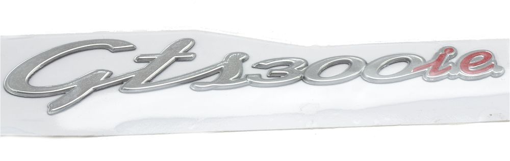 TARGHETTA GTS 300 I.E 145X26 MM CROMATO/ROSSO VESPA GTS 300 I.E ORIGINALE PIAGGIO